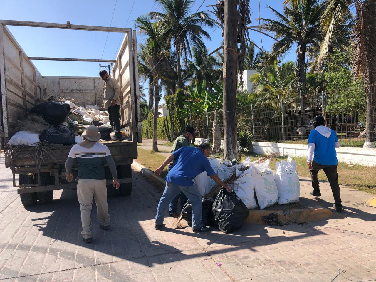 Jornada de limpieza en Las Glorias, Guasave