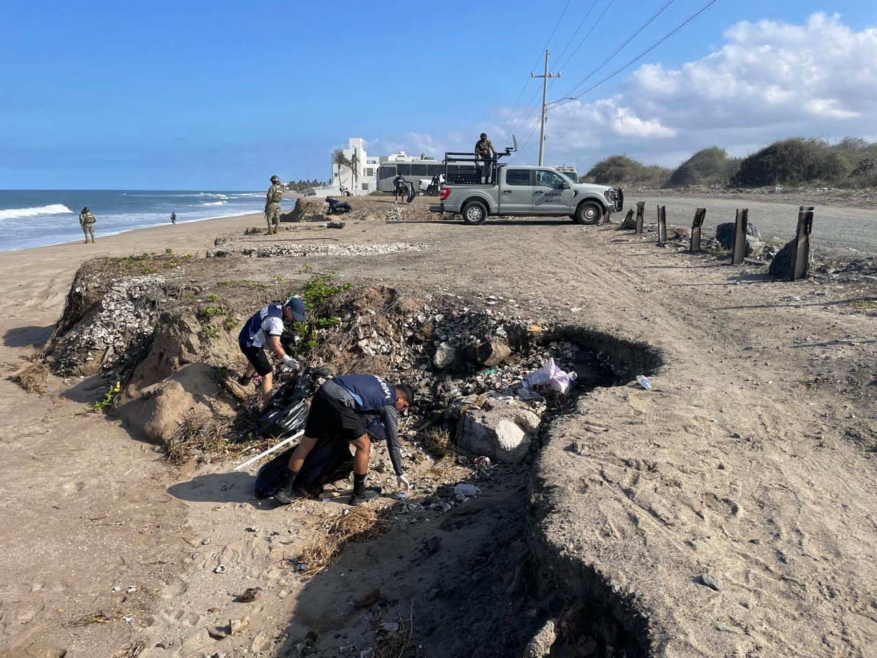 Jornada de limpieza en playa Delfines, en Mazatlán