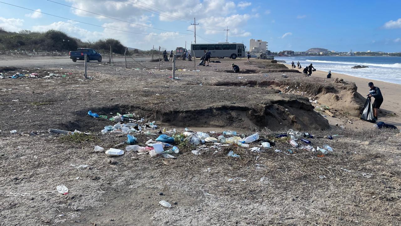Jornada de limpieza en playa Delfines, en Mazatlán