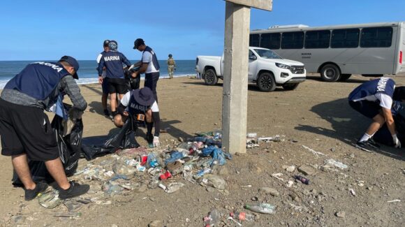 Más de media tonelada de basura sale de Playa Delfines durante jornada de limpieza en Mazatlán, Sinaloa