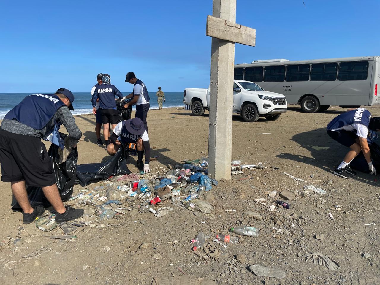 Jornada de limpieza en playa Delfines, en Mazatlán