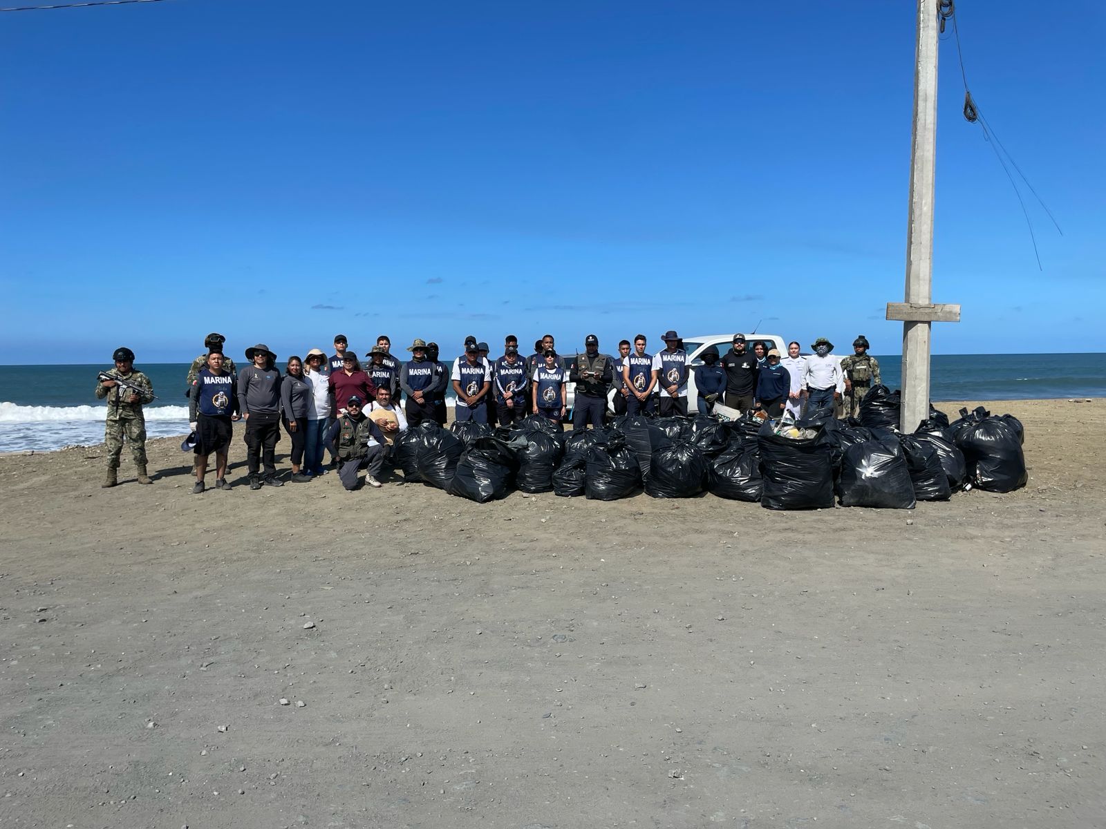 Jornada de limpieza en playa Delfines, en Mazatlán