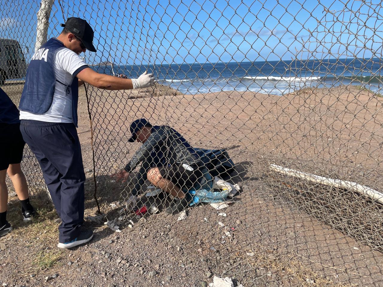 Jornada de limpieza en playa Delfines, en Mazatlán