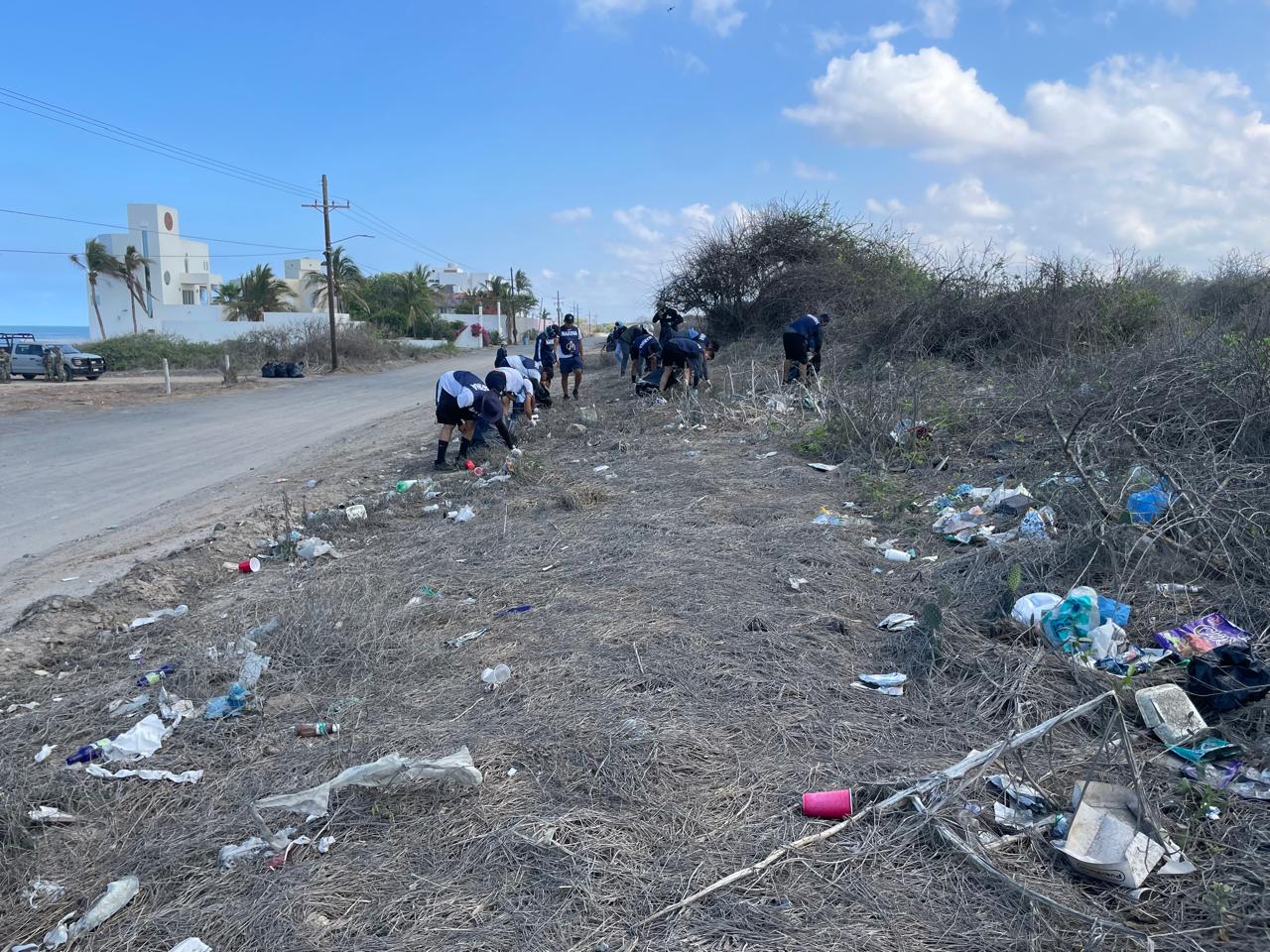 Jornada de limpieza en playa Delfines, en Mazatlán