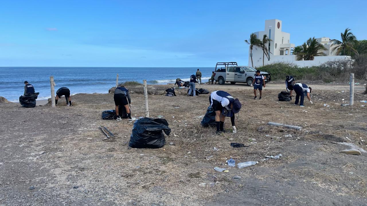 Jornada de limpieza en playa Delfines, en Mazatlán
