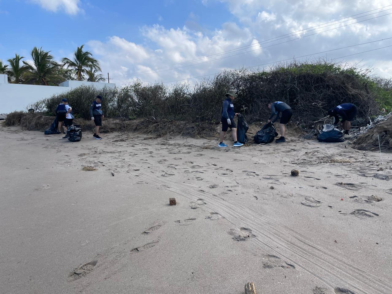 Jornada de limpieza en playa Delfines, en Mazatlán