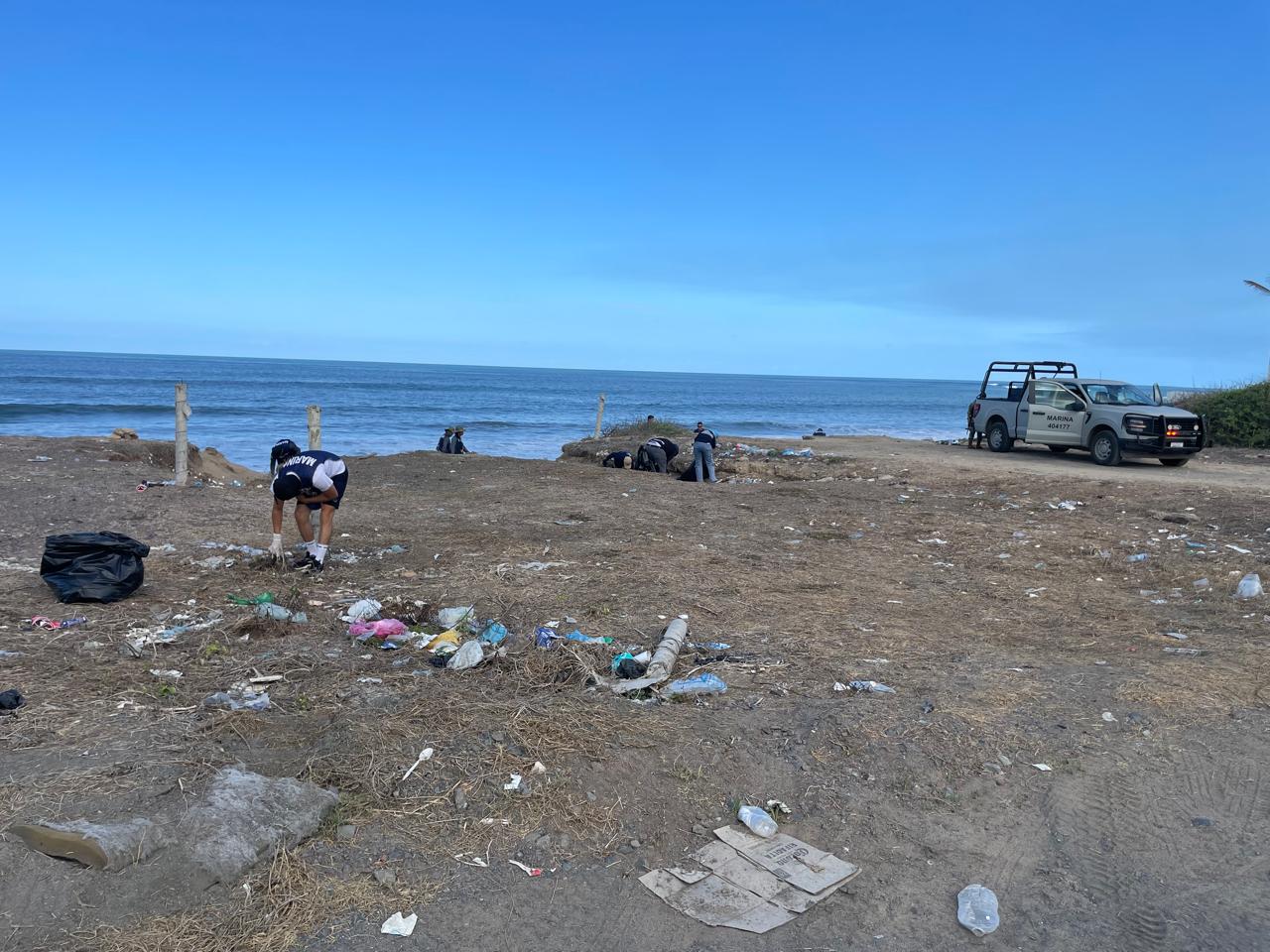 Jornada de limpieza en playa Delfines, en Mazatlán