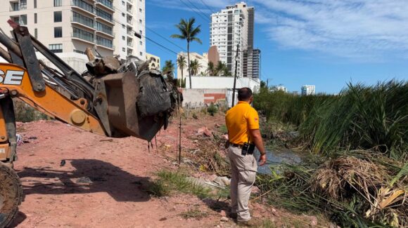 Retiran invasión y toneladas de desechos en zona de la laguna de Tellerías, en Mazatlán, Sinaloa