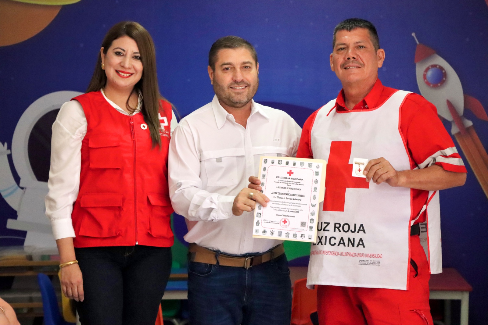 José Paz, alcalde de Badiraguato, reconoce a socorristas por su día