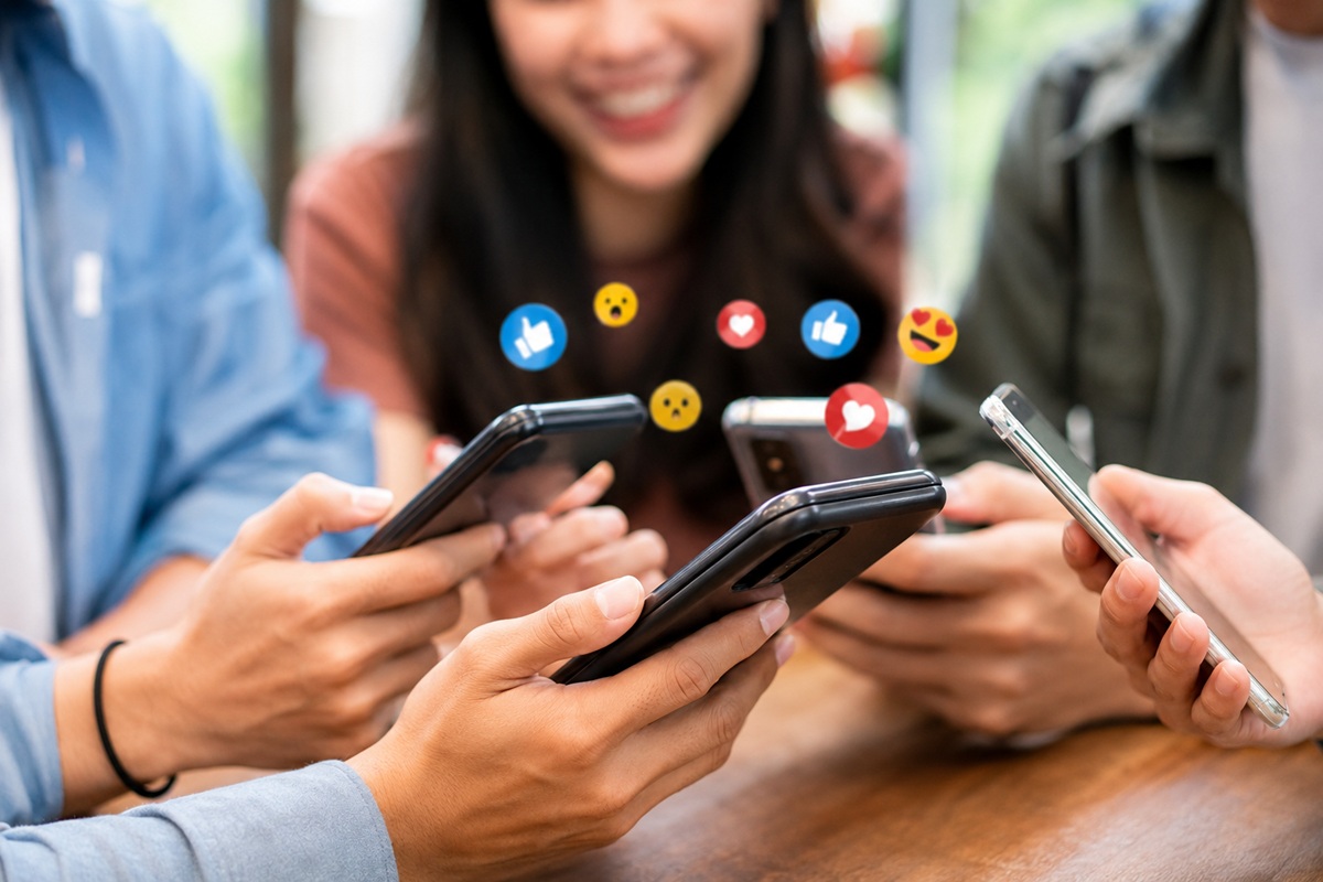 Jóvenes utilizando redes sociales en sus celulares