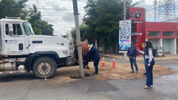 Así amanece zona de Guasave, Sinaloa, donde se derramó aceite de alcantarilla; Jumapag atiende la situación con vactor