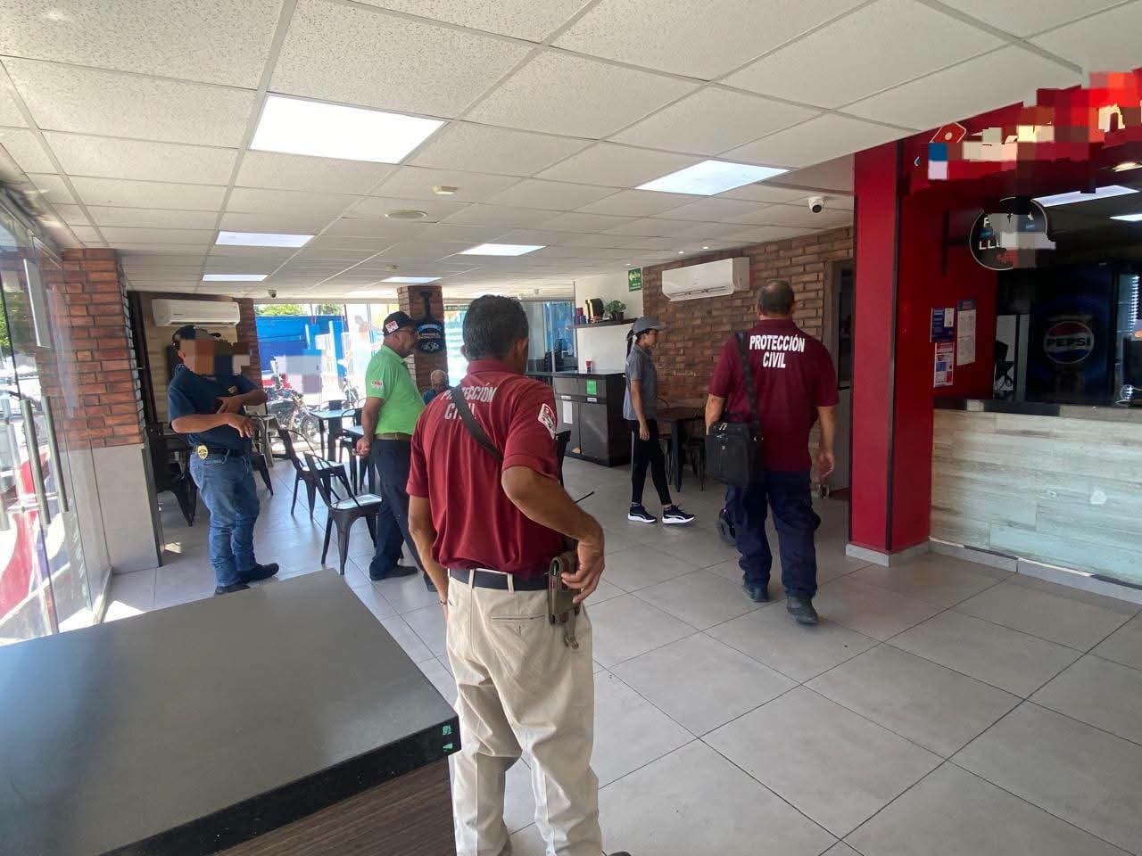 Letrero de pizzería cae y lesiona a mujer en Los Mochis