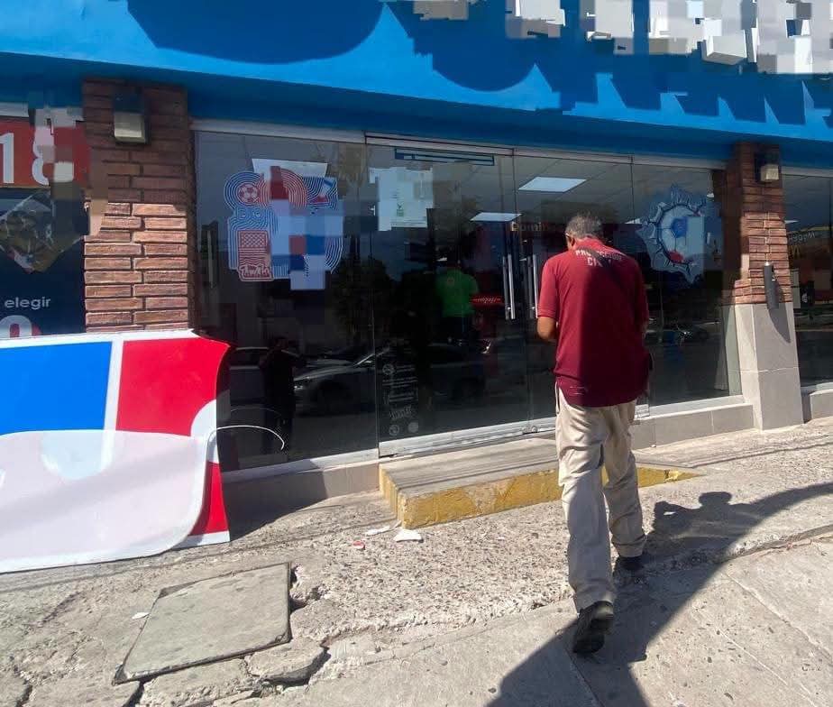Letrero de pizzería cae y lesiona a mujer en Los Mochis