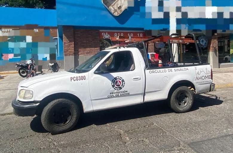 Letrero de pizzería cae y lesiona a mujer en Los Mochis
