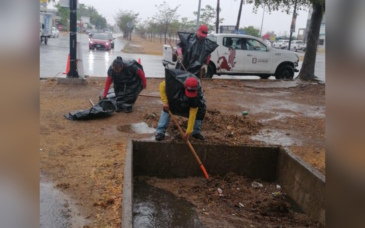 Personal de Aseo y Limpia recolectando basura