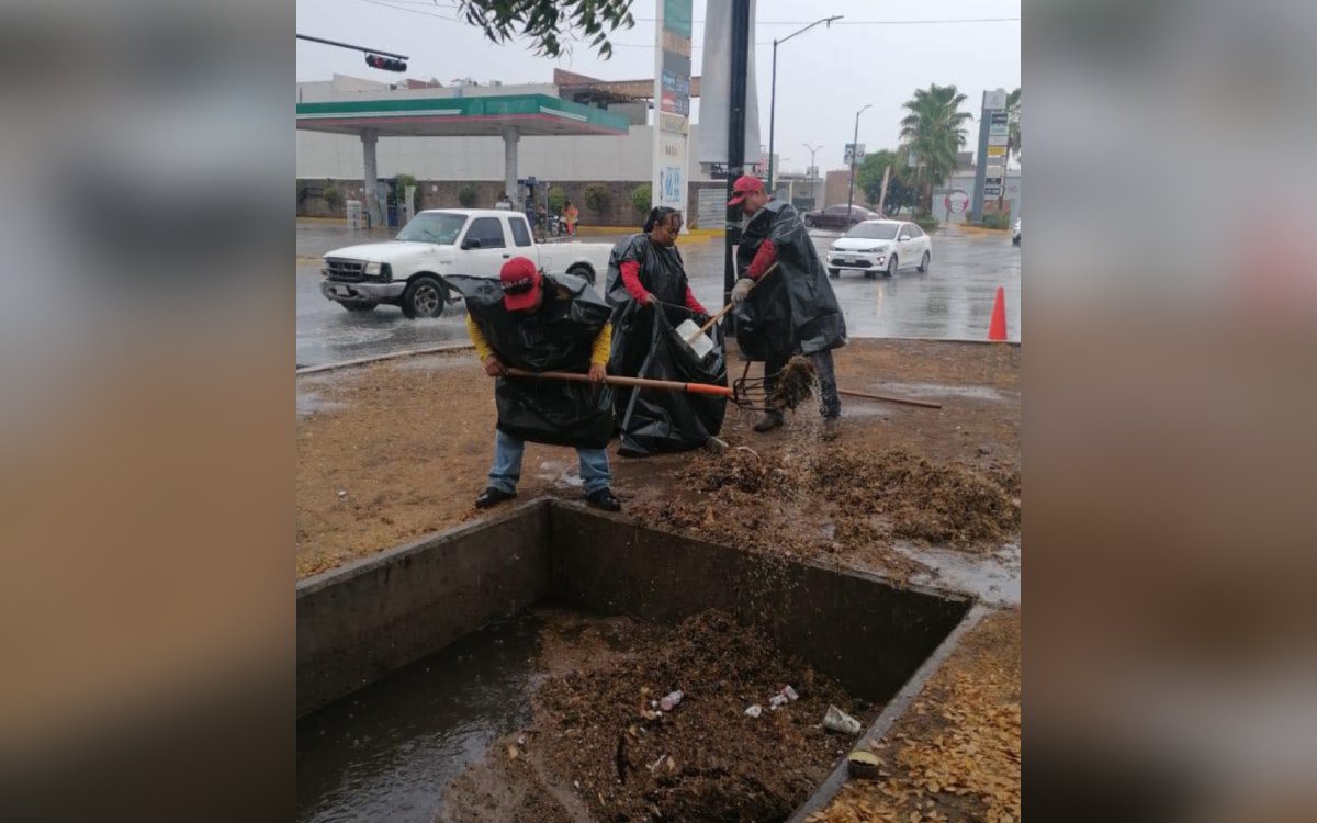 Personal de Aseo y Limpia recolectando basura