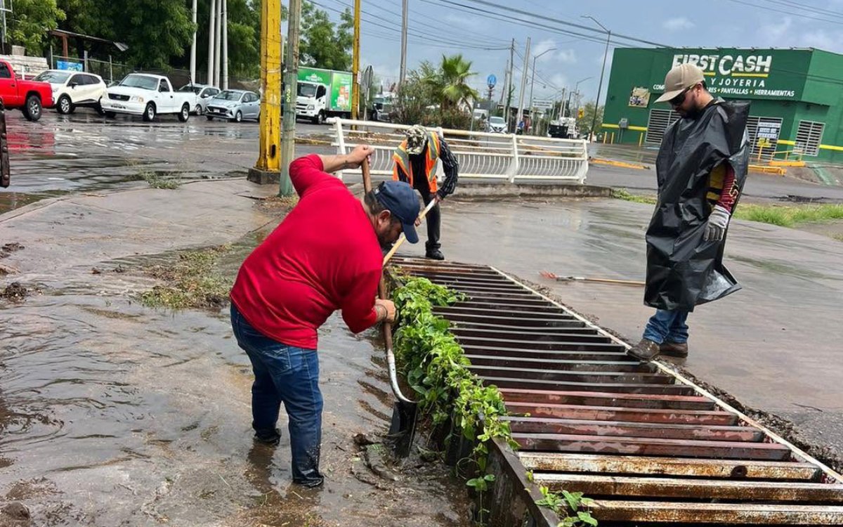 Personal de Aseo y Limpia recolectando basura