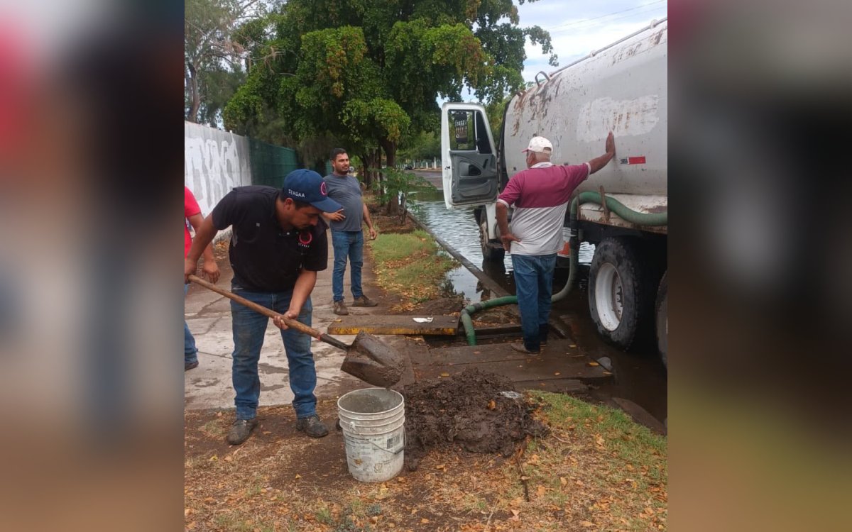 Trabajos de limpieza en bocas de tormenta, rejillas y cauces en Los Mochis
