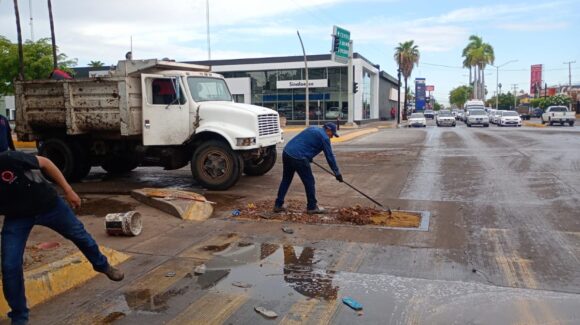 Lluvias en Ahome activan brigadas del municipio; realizan limpieza de rejillas y desagüe en puntos de encharcamiento