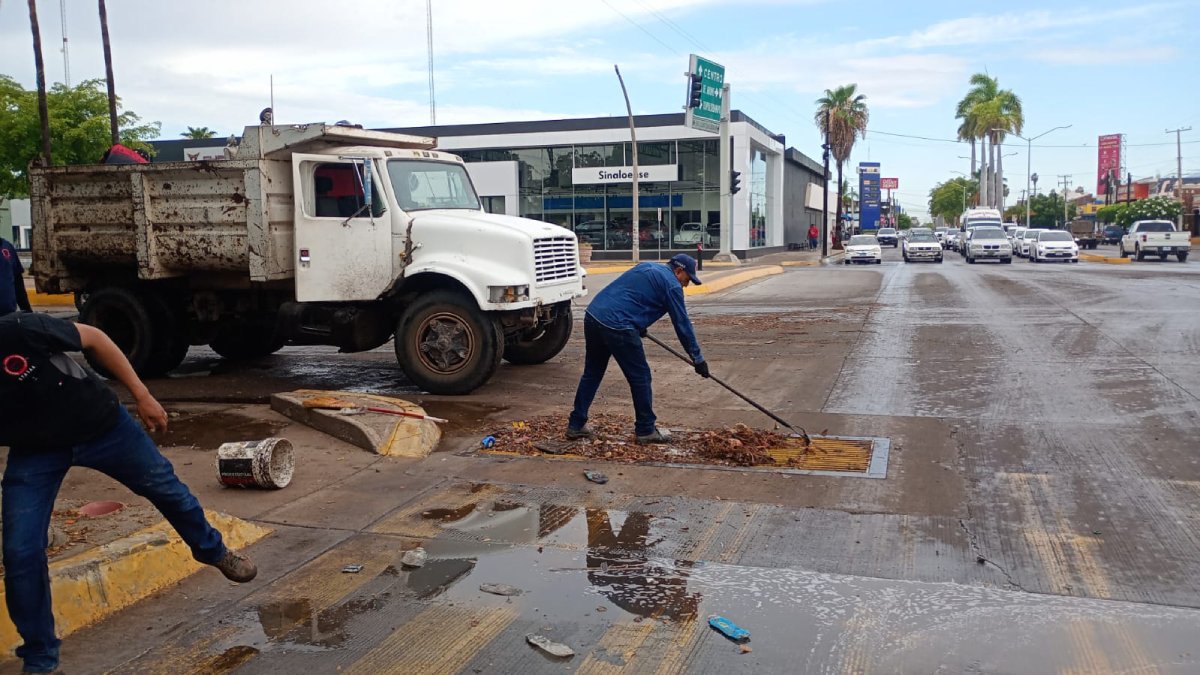 limpieza de rejillas por lluvias en los mochis