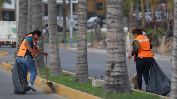Tras la fiesta del Orgullo, entra en acción la limpieza: Servicios Públicos mantiene impecable el Malecón de Mazatlán, Sinaloa