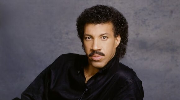 Lionel Richie se siente mal y abandona concierto en pleno inicio de su gira