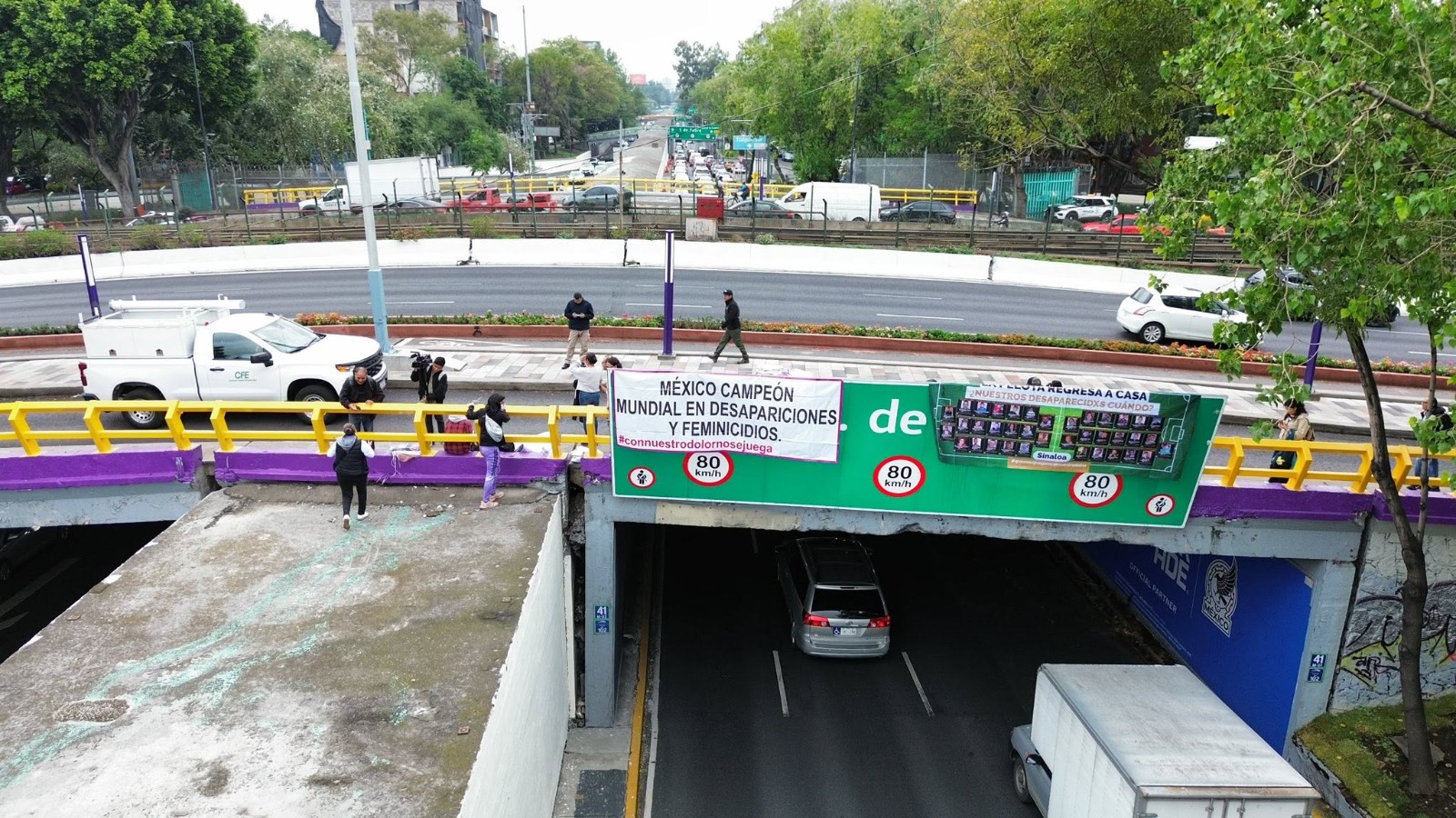 Familias de personas desaparecidas colocaron una lona con rostros de búsqueda en la Ciudad de México