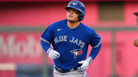 Luis Urías conecta home run en su debut con los Blue Jays de Toronto en MLB