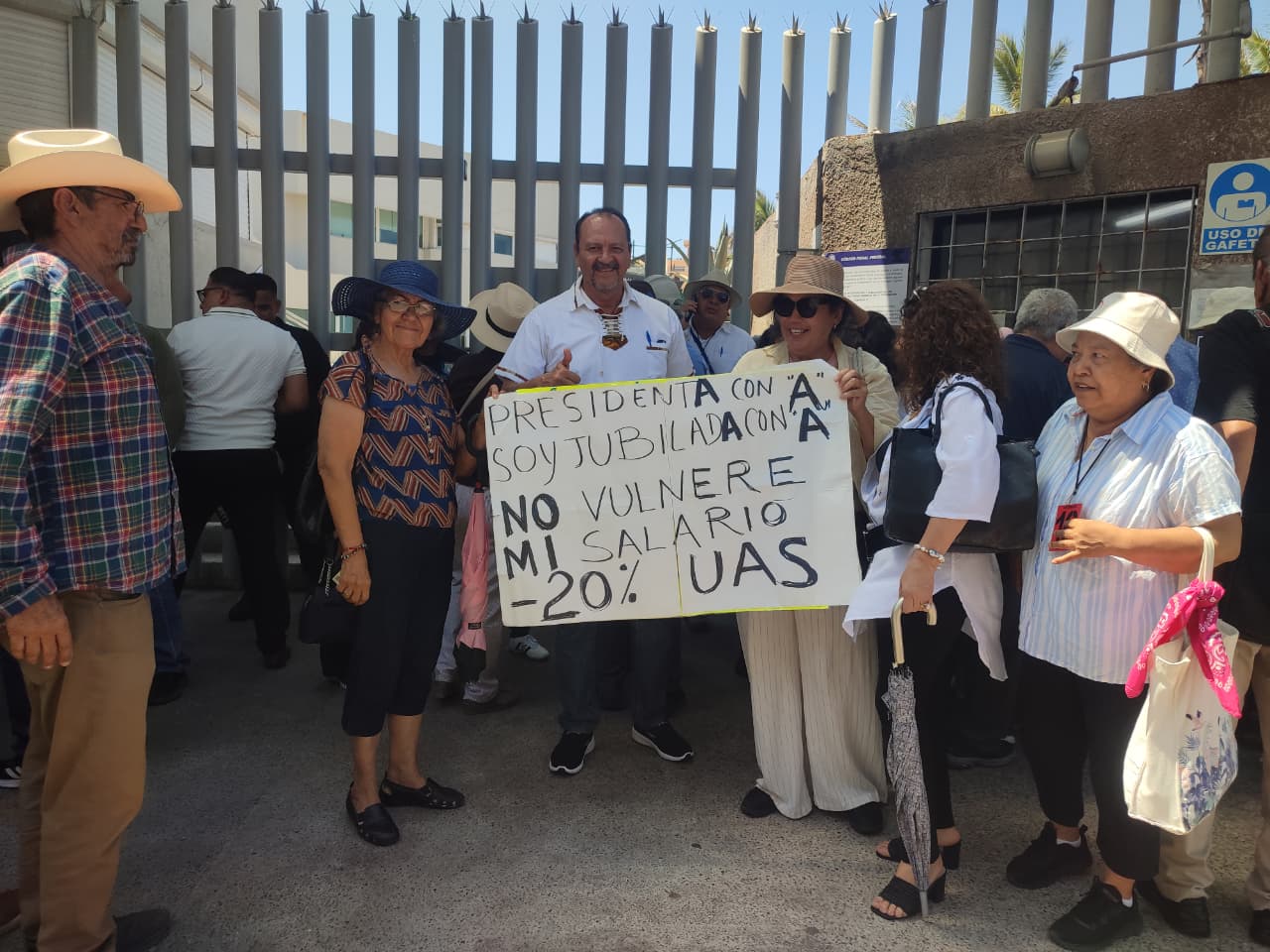 Manifestación de maestros y administrativos jubilados de la UAS en Mazatlán