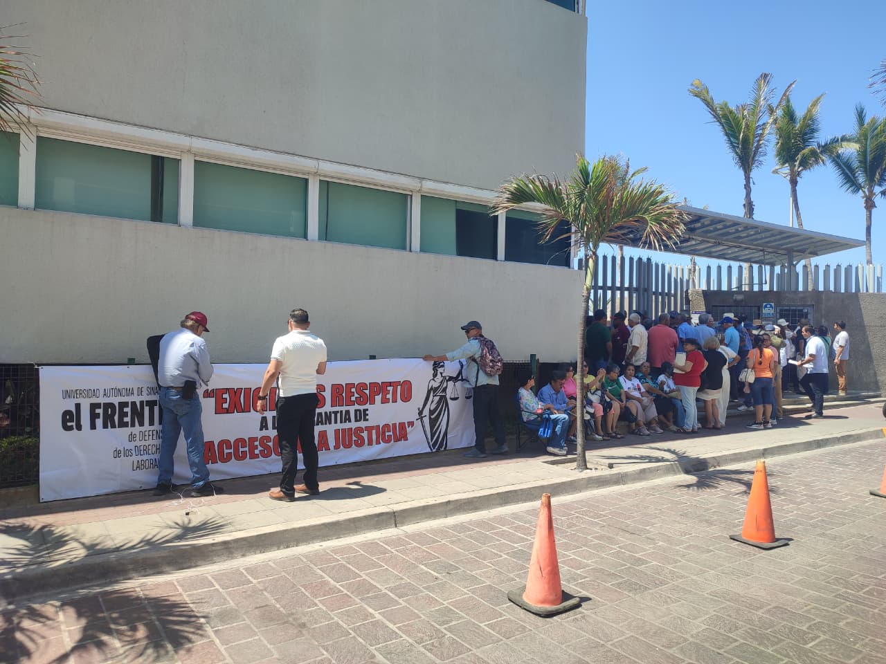 Manifestación de maestros y administrativos jubilados de la UAS en Mazatlán