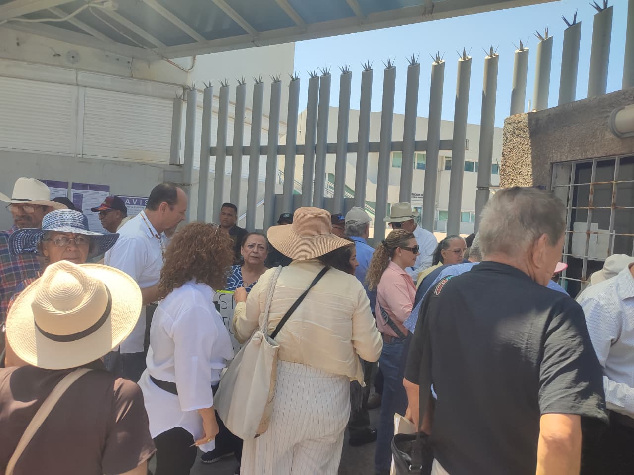 Manifestación de maestros y administrativos jubilados de la UAS en Mazatlán