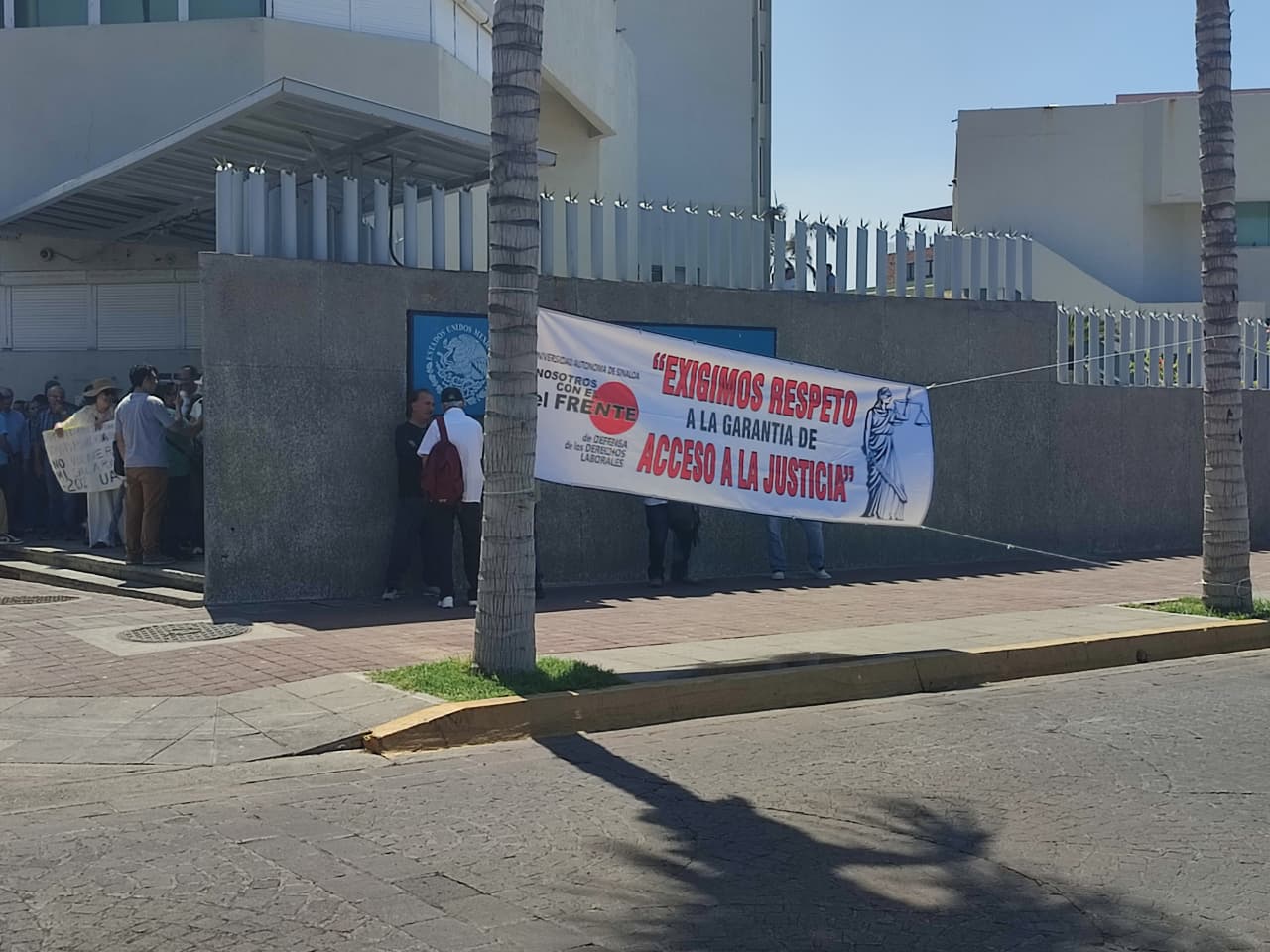 Manifestación de maestros y administrativos jubilados de la UAS en Mazatlán
