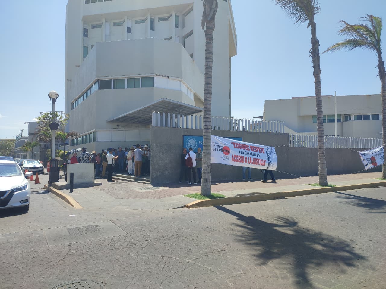 Manifestación de maestros y administrativos jubilados de la UAS en Mazatlán