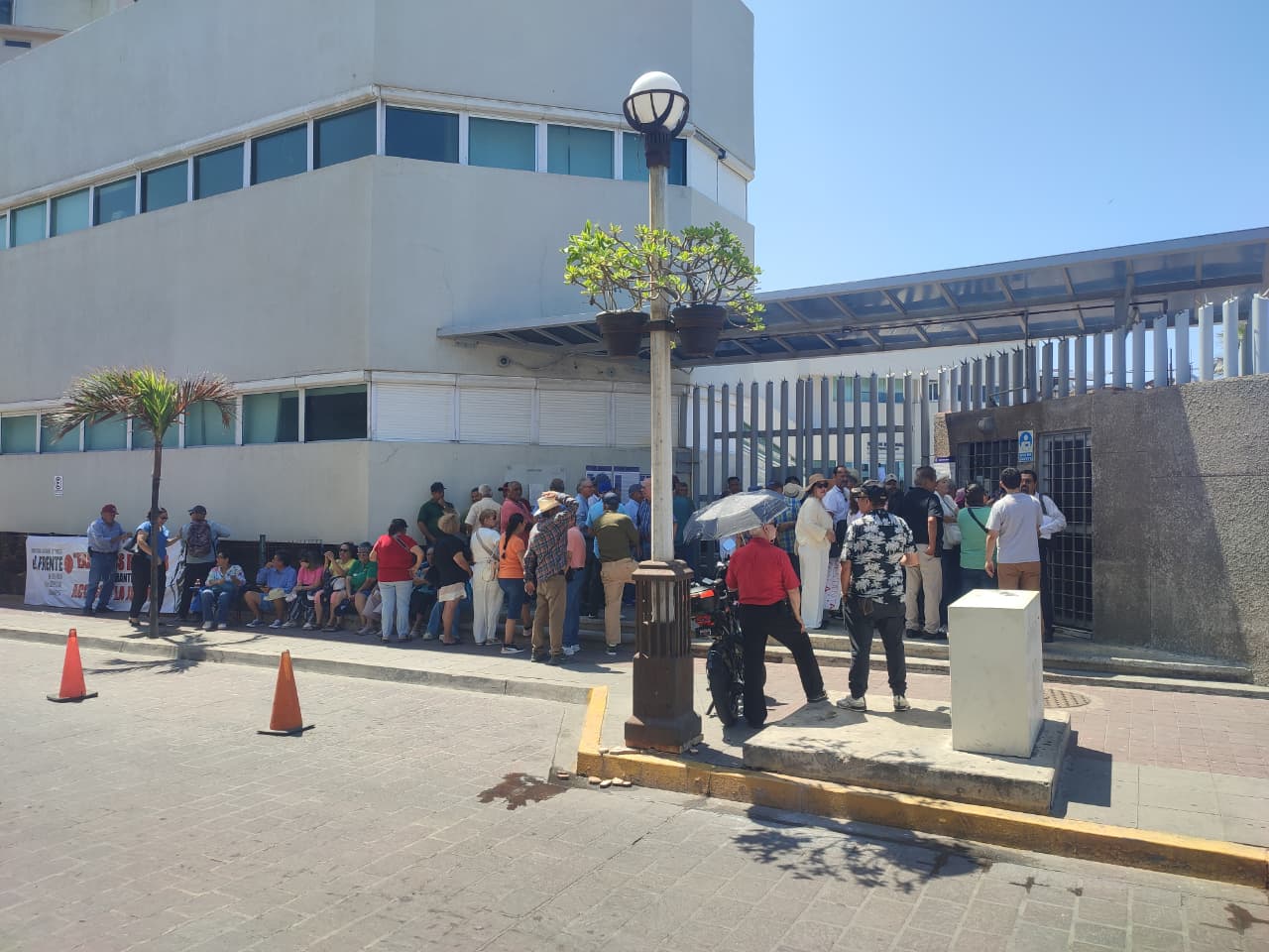 Manifestación de maestros y administrativos jubilados de la UAS en Mazatlán