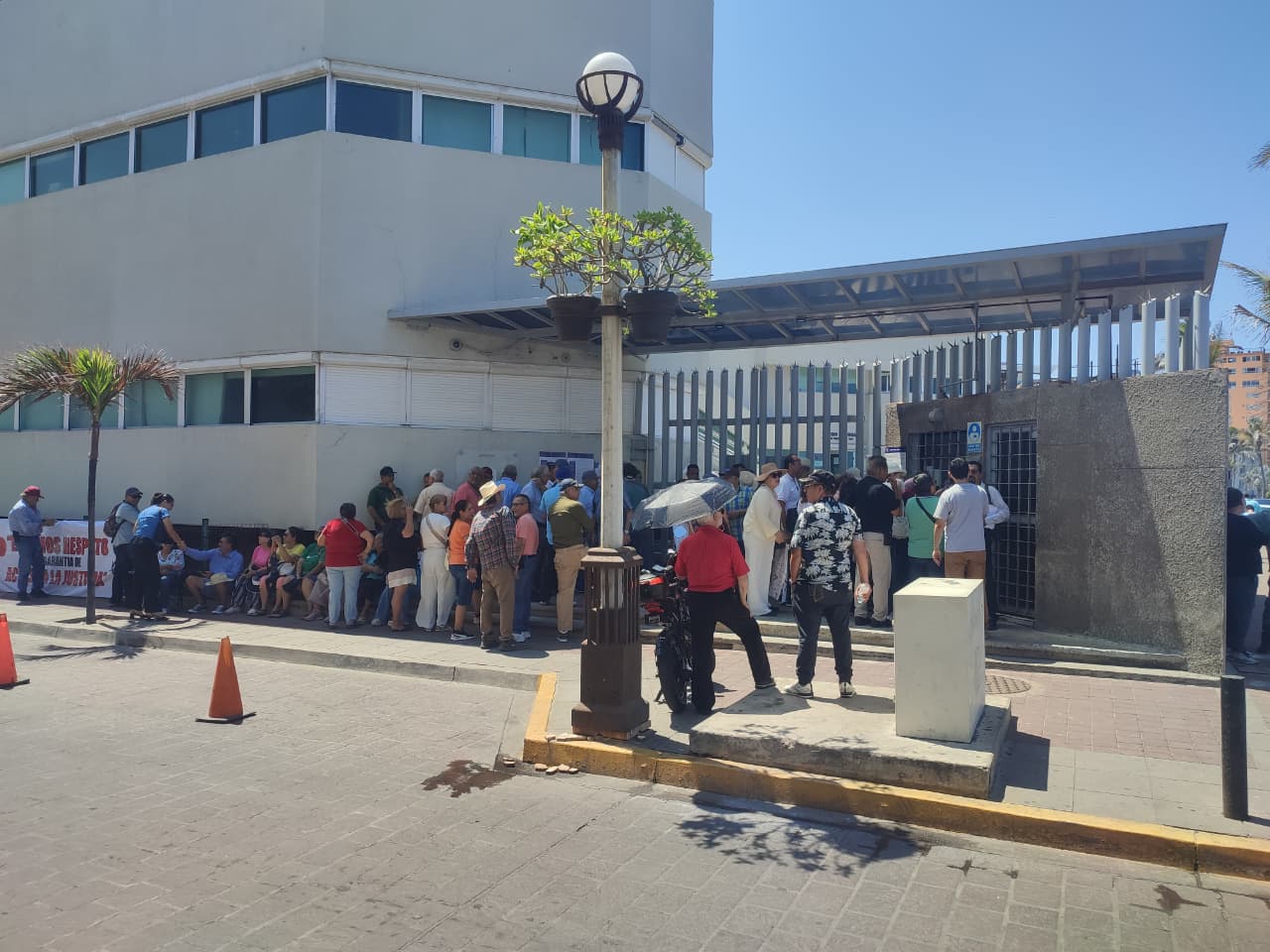 Manifestación de maestros y administrativos jubilados de la UAS en Mazatlán