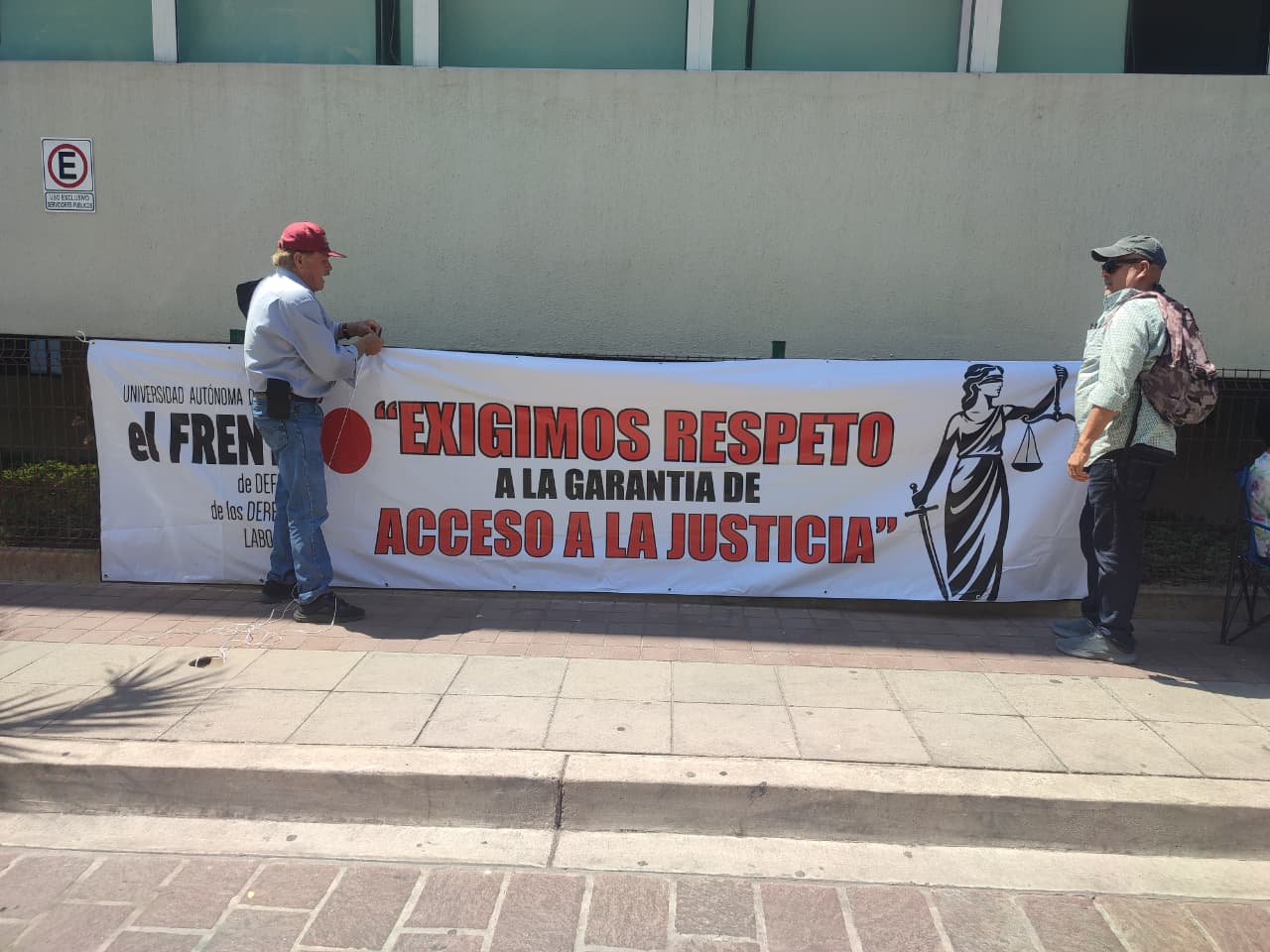 Manifestación de maestros y administrativos jubilados de la UAS en Mazatlán