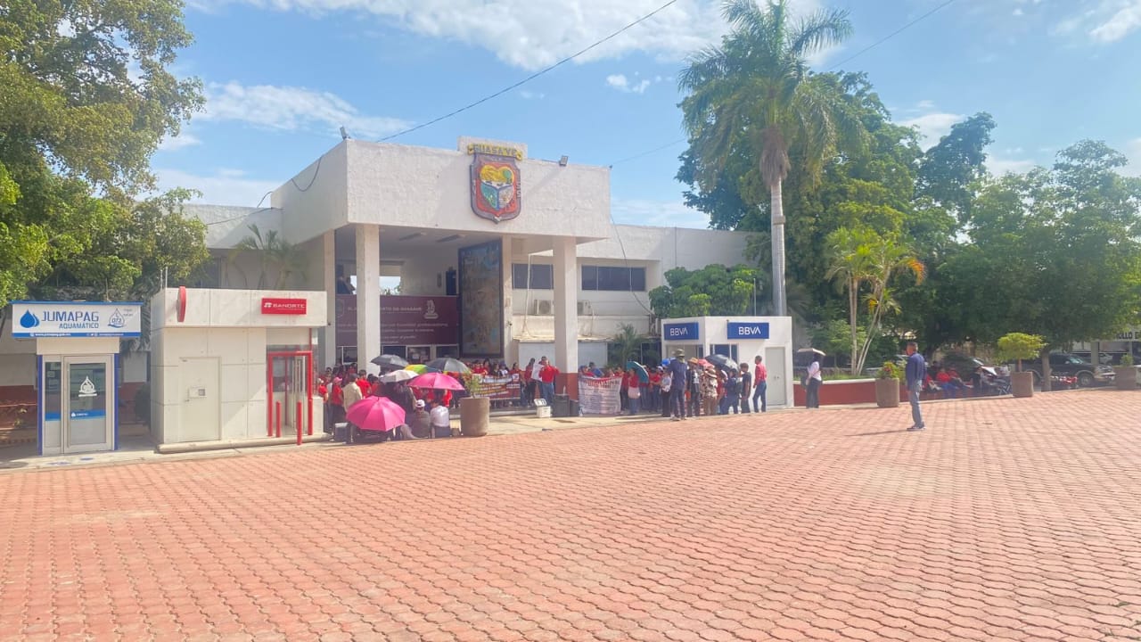 Manifestación de la CNTE en el Ayuntamiento de Guasave