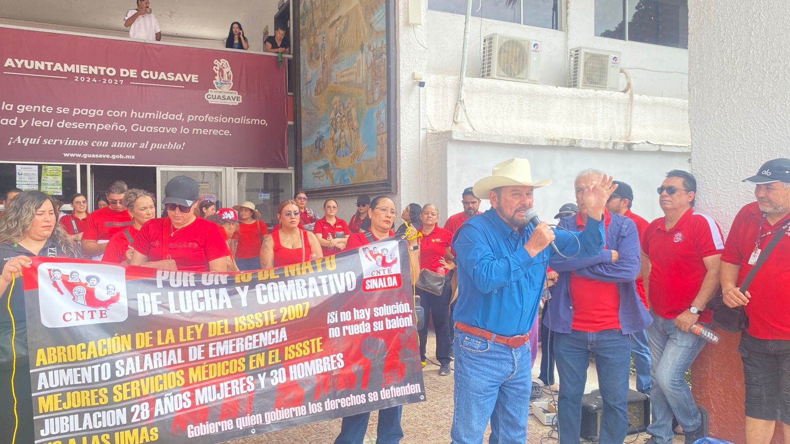 Manifestación de la CNTE en el Ayuntamiento de Guasave