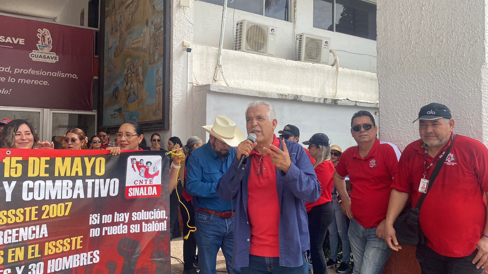 Manifestación de la CNTE en el Ayuntamiento de Guasave