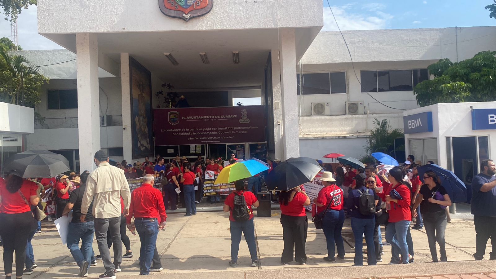 Manifestación de la CNTE en el Ayuntamiento de Guasave