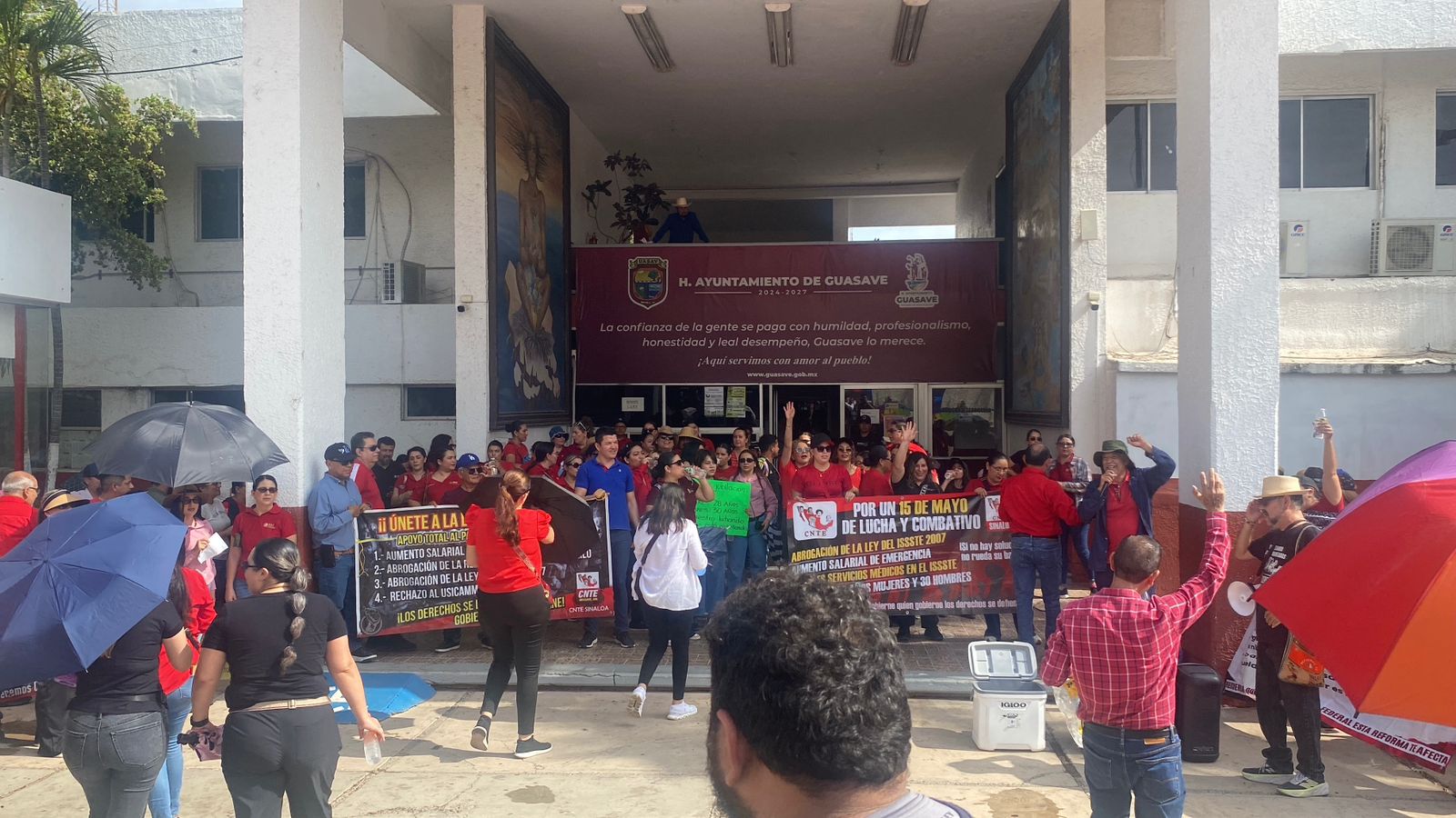 Manifestación de la CNTE en el Ayuntamiento de Guasave