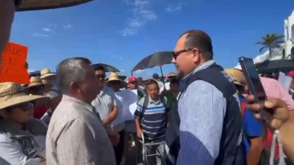 Ayuntamiento de Mazatlán mantiene diálogo con vendedores de playa; ordenamiento corresponde a Semarnat