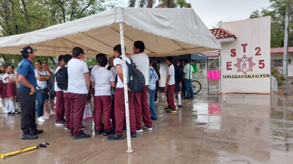 Llaman a la gobernadora para atender problema eléctrico en la ETI 25 en Salvador Alvarado; padres mantienen plantón