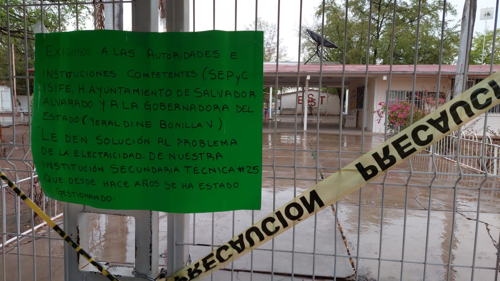 Manifestación en la ETI 25 en Salvador Alvarado