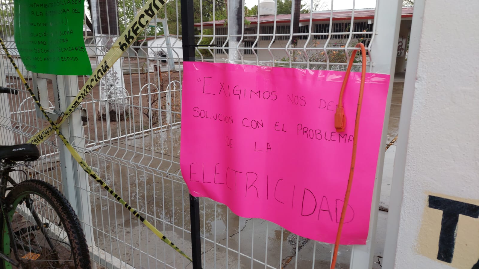 Manifestación en la ETI 25 en Salvador Alvarado