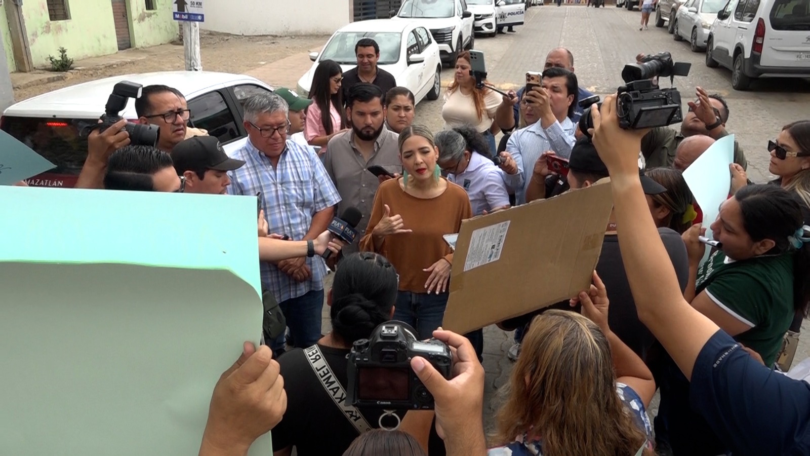 Habitantes de El Habal, en Mazatlán, exigen luz y escrituras