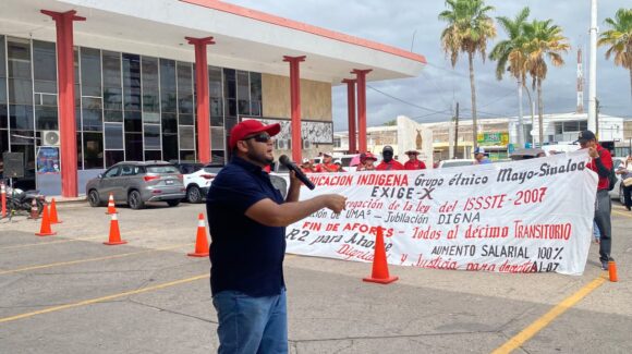 Maestros de la CNTE se manifiestan en Los Mochis