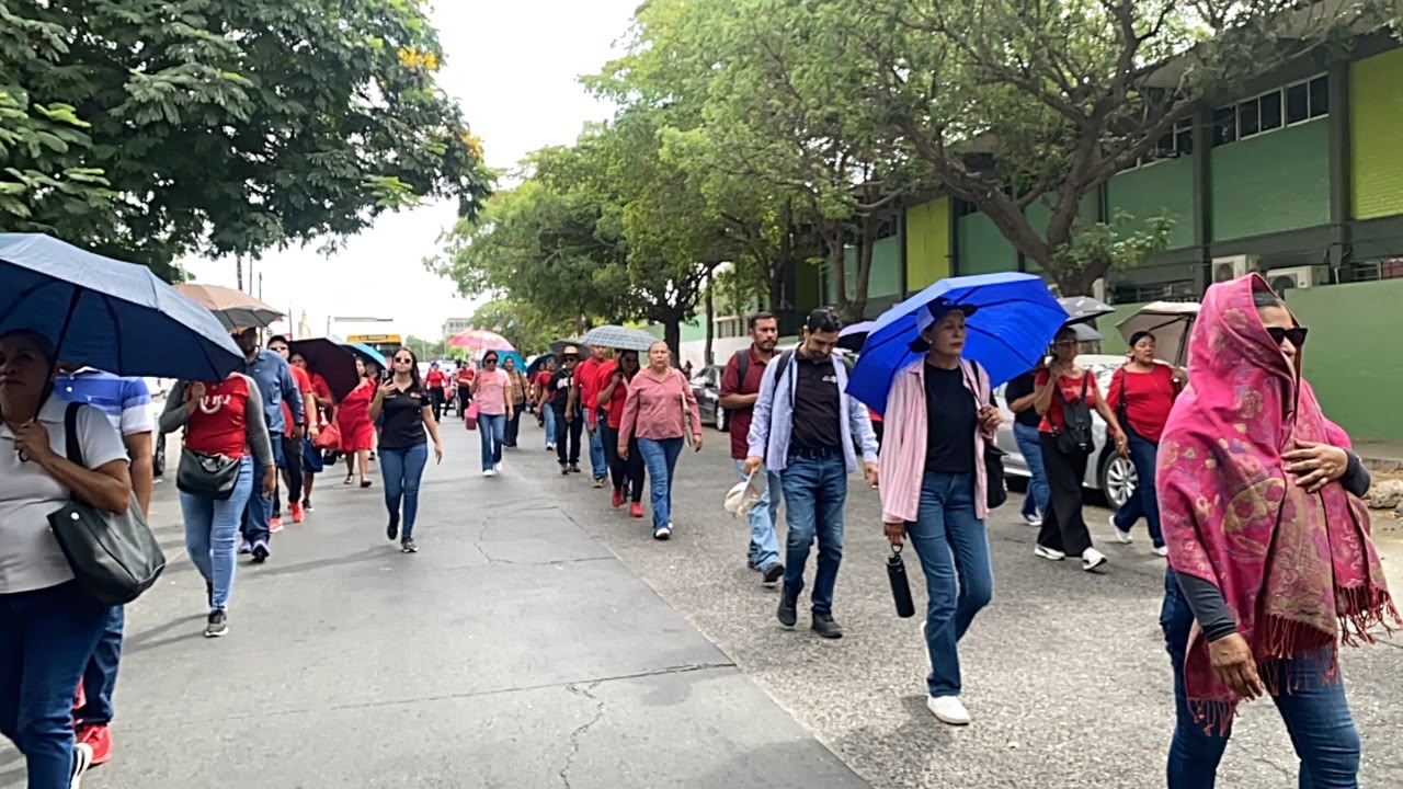 Maestros de la CNTE se manifiestan en Los Mochis