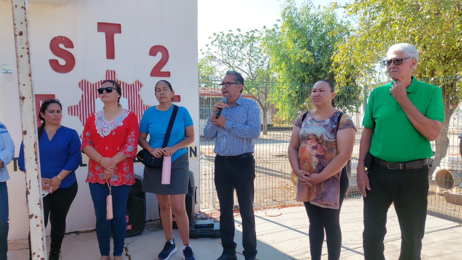 Padres de familia de la ETI 25