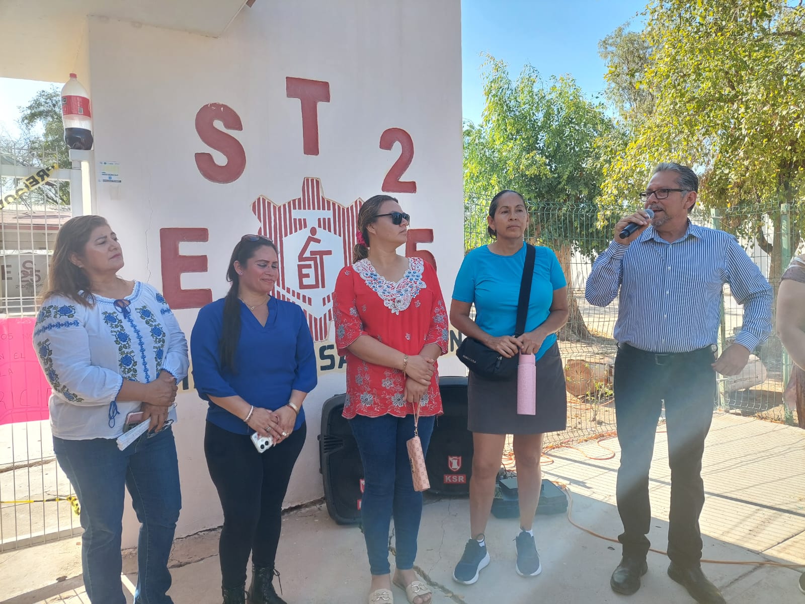 Padres de familia de la ETI 25